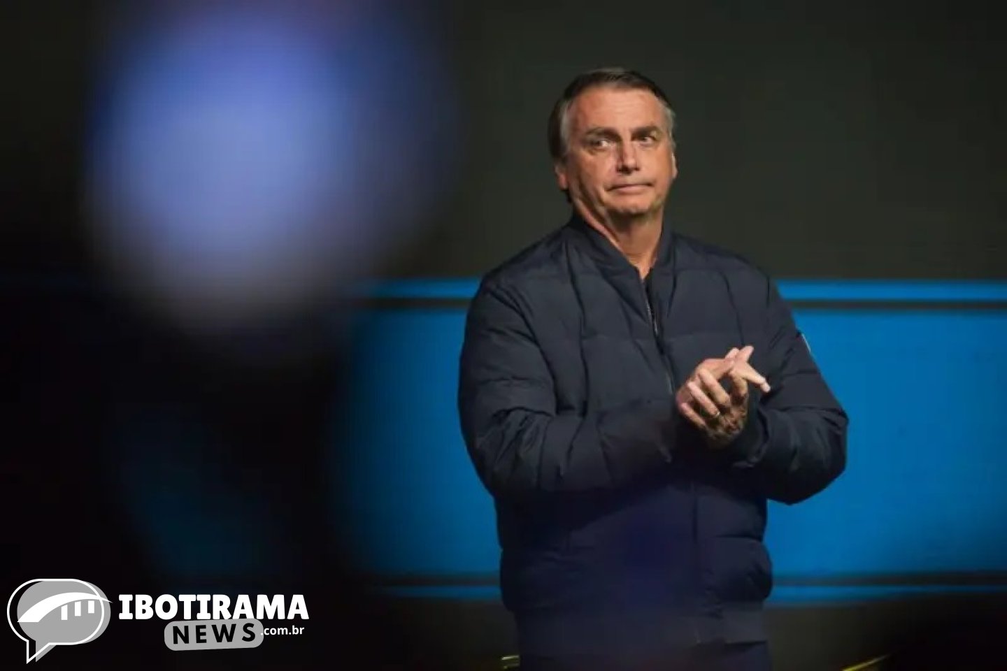 O ministro Alexandre de Moraes, do STF, determinou nesta segunda-feira (4) a prisão domiciliar do ex-presidente Jair Bolsonaro (PL) por descumprimento de medidas cautelares