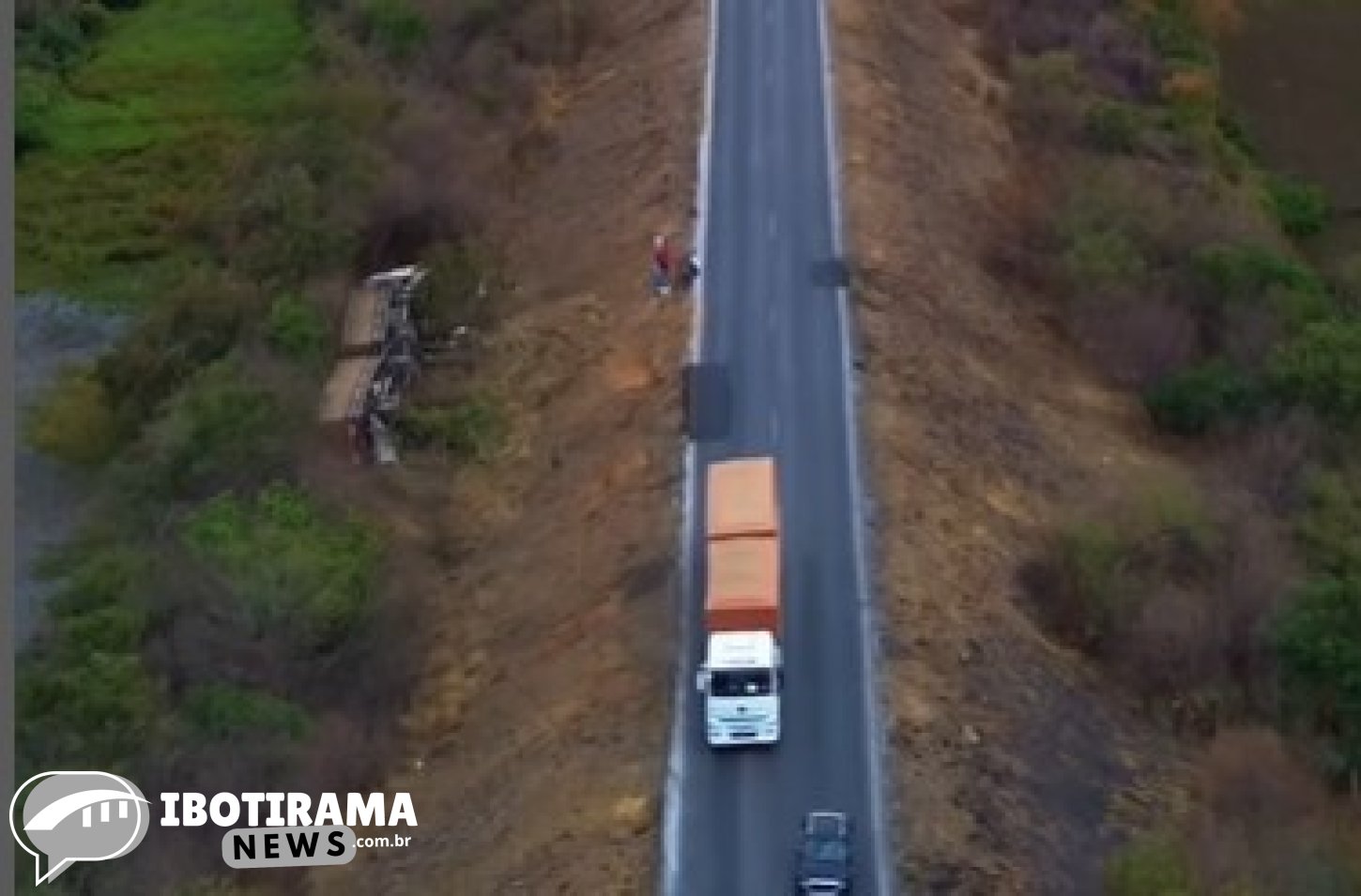 IBOTIRAMA: Carreta tomba às margens da BR-242 próximo a Ibotirama; motorista sofre fratura exposta