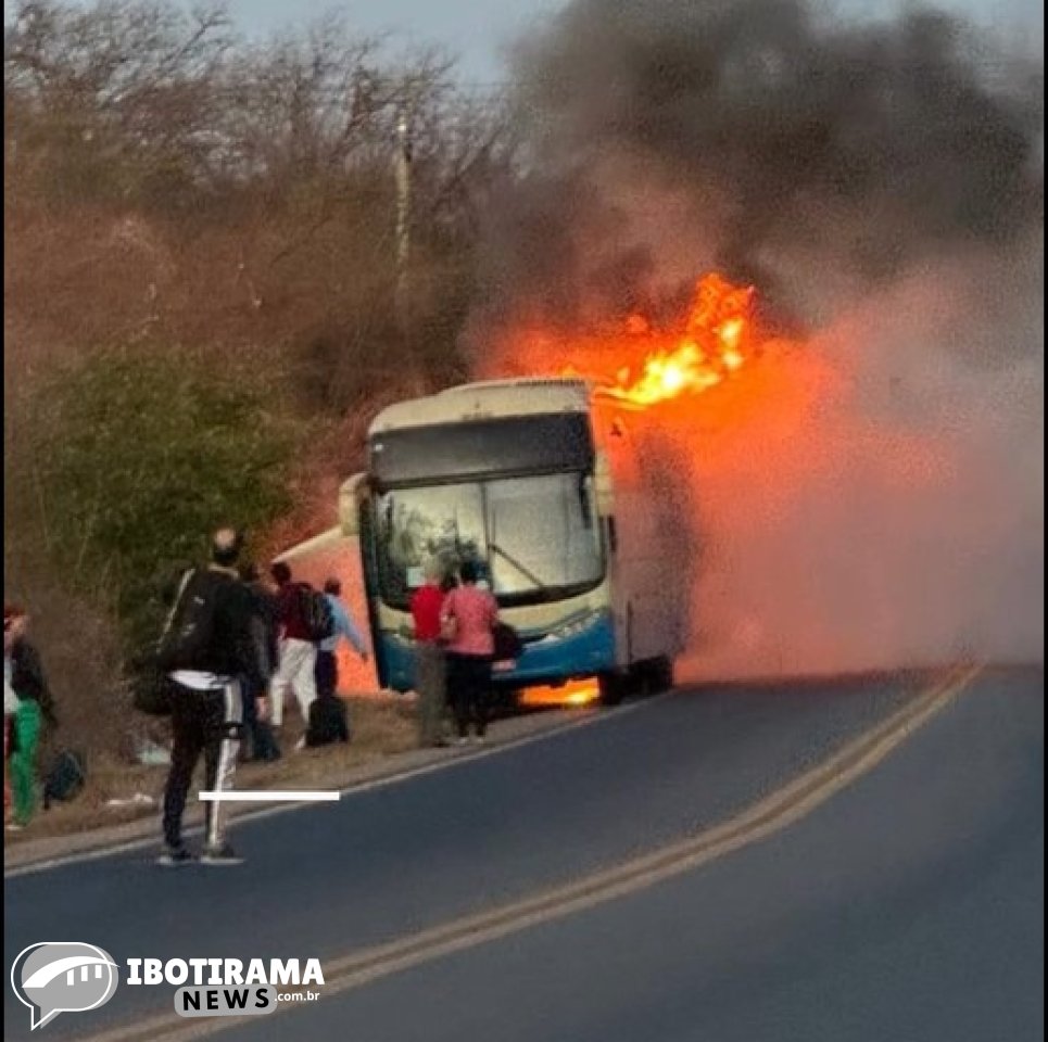 Ônibus da Viação Novo Horizonte pega fogo na BR-030 entre Caetité e Guanambi
