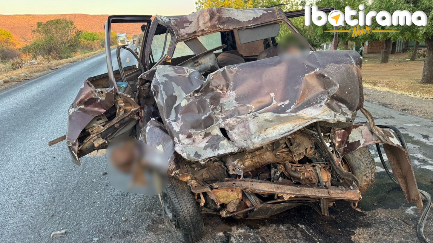 Dois homens morrem em grave colisão entre carro e carreta na BR-242, em Muquém do São Francisco