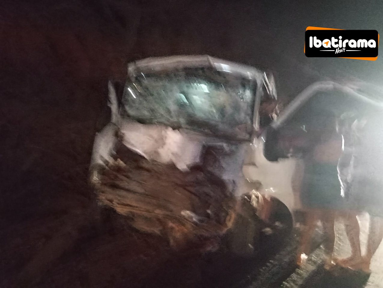 Na noite desta terça-feira (14), um grave acidente foi registrado no alto da Serra da Mangabeira, trecho da BA-242.  Segundo informações apuradas pelo IF Notícias, uma van modelo Ducato, que seguia de Luís Eduardo Magalhães com destino a Quijingue, colidiu violentamente com uma carreta. No veículo estavam cinco pessoas.