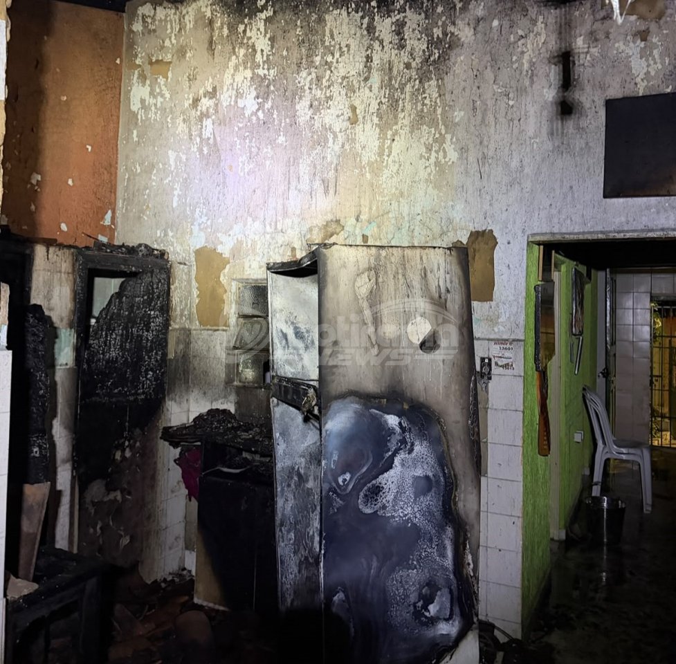 CURTO-CIRCUITO EM GELADEIRA CAUSA INCÊNDIO EM RESIDÊNCIA DE IDOSA
