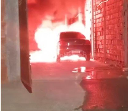 Incêndio atinge veículo dentro de garagem no bairro Ibotiraminha, em Ibotirama