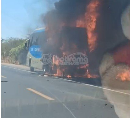  Ônibus pega fogo entre Cristoplis e Barreiras, no Oeste da Bahia