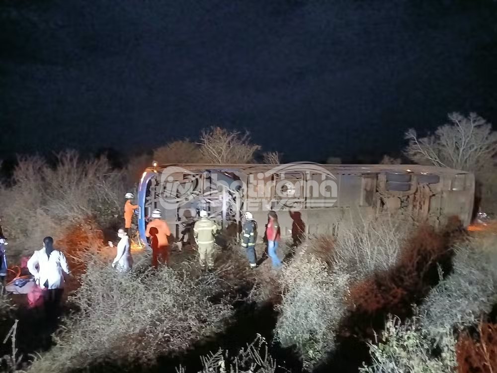 Tragédia na br-122: ônibus tomba e deixa sete mortos e 13 feridos na Chapada Diamantina.