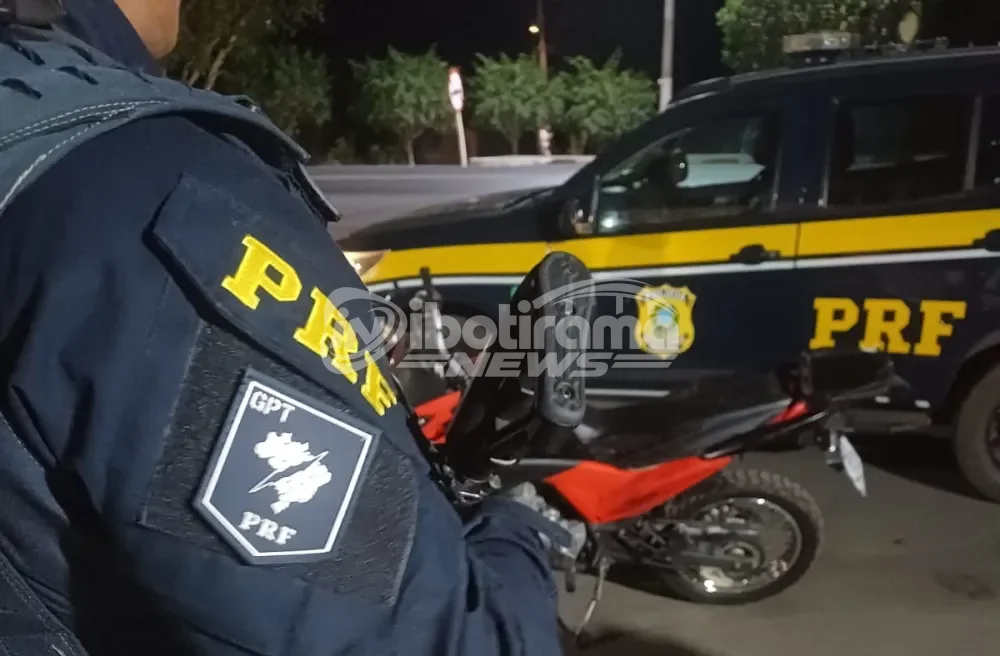 A primeira ocorrência foi registrada por volta do meio-dia, em Oliveira dos Brejinhos. Durante deslocamento para a BR-242, uma equipe da PRF identificou um automóvel estacionado. Os policiais constataram que o veículo possuía registro de roubo/furto. O homem que se apresentou como possuidor do automóvel foi encaminhado à Delegacia Territorial de Polícia Civil de Oliveira dos Brejinhos, juntamente 