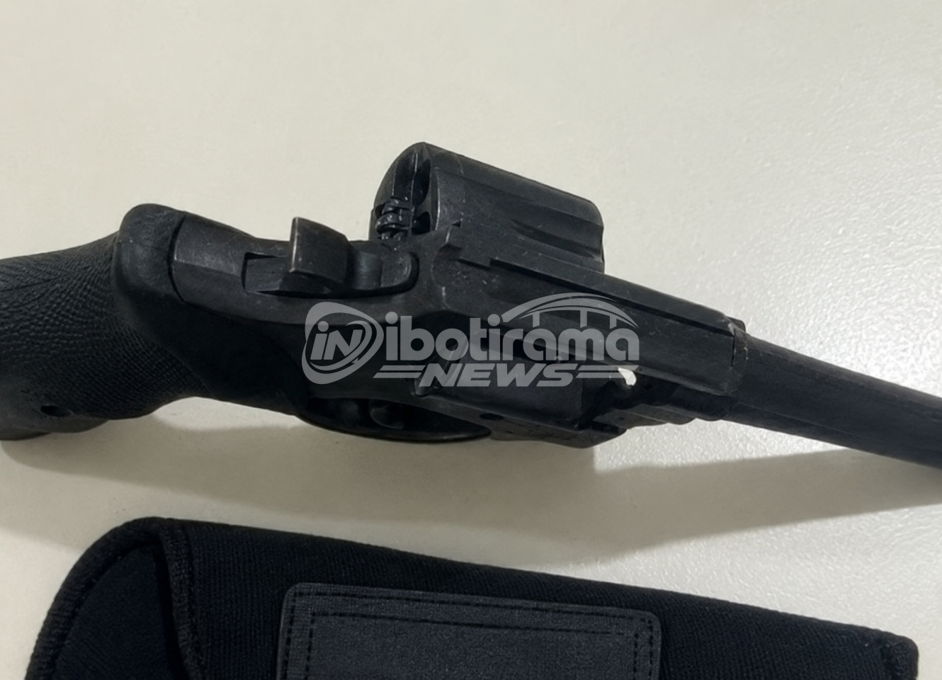Um homem de 39 anos foi preso na manhã desta quarta-feira (30), no Centro do município de Ipupiara, por uma equipe da Polícia Militar. O suspeito foi localizado quando tentava fugir para o estado de São Paulo após efetuar disparos de arma de fogo contra a residência de um morador na zona rural.